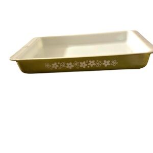 Vintage Pyrex 933 lasagna pan in "Spring Blossom Green"